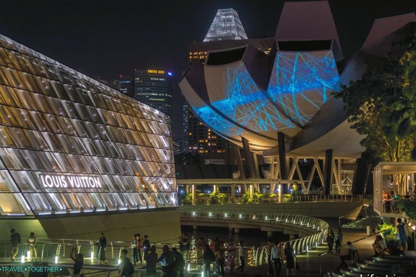 Laserska predstava v Singapurju v bližini zaliva Marina - fontane, laserji in svetloba