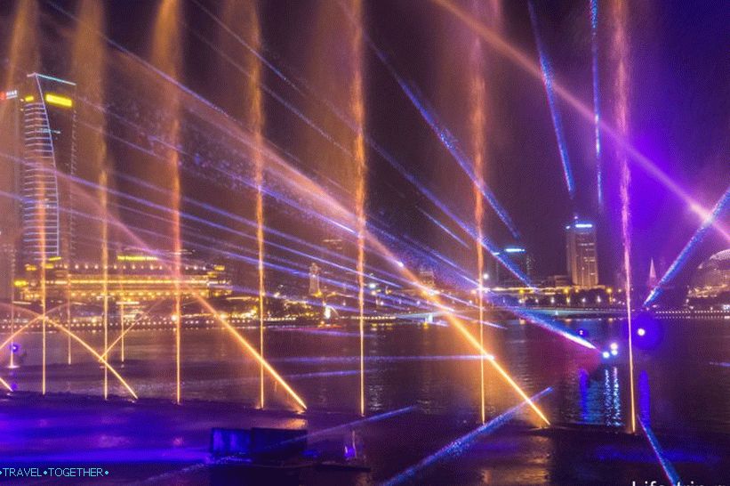 Laserska predstava v Singapurju v bližini zaliva Marina - fontane, laserji in svetloba