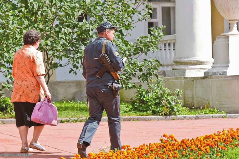 In muzejsko posestvo varujejo resni fantje s strojnicami