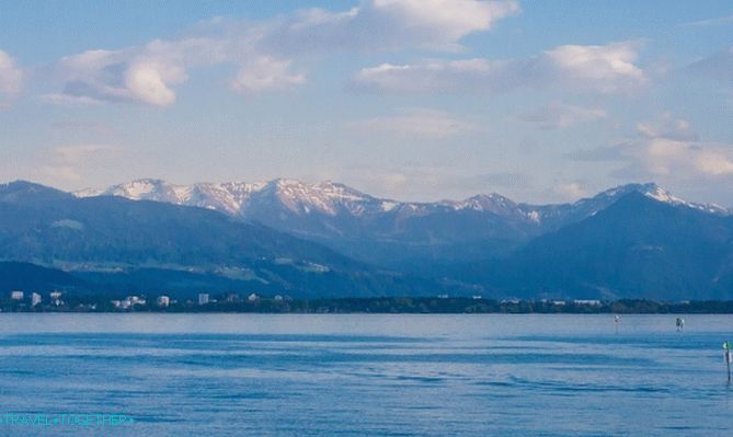 Pogled na Alpe na švicarski obali Bodenskega jezera.