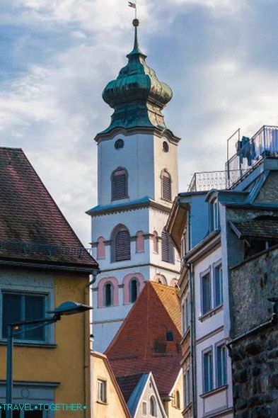 Pogled na zvonik cerkve sv. Štefana v starem mestnem jedru