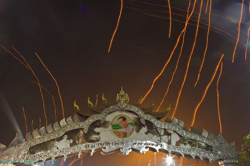 Festival Loy Kratong in Yipeng (31)