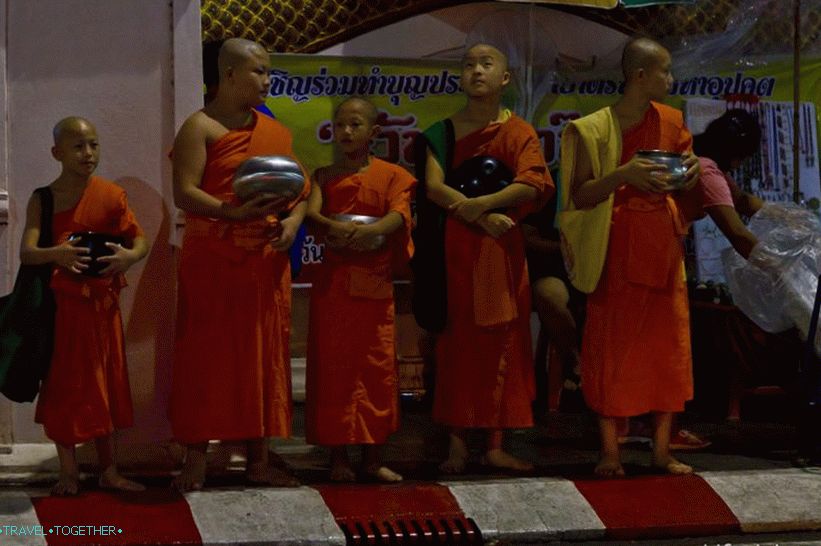 Festival Loy Kratong in Yipeng (11)