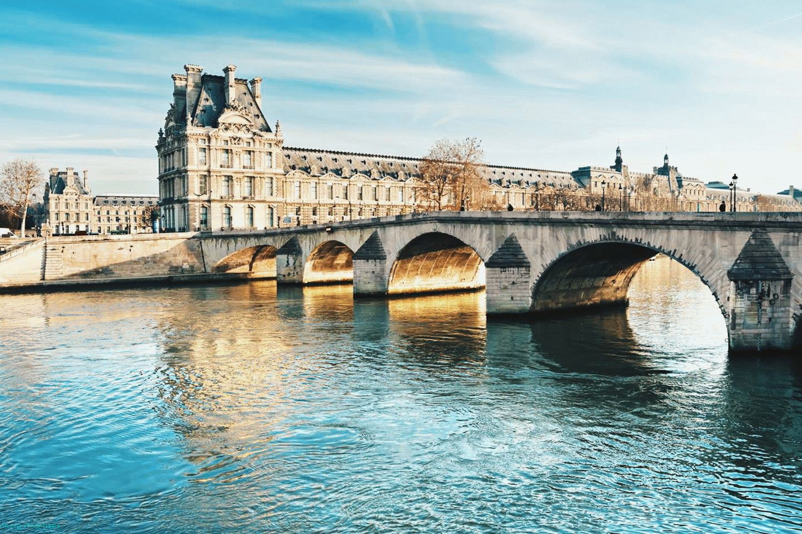 Pogled na palačo Louvre od bregov Seine