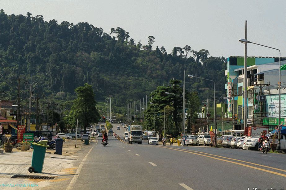 Glavna pot, ki poteka skozi Khao Lak