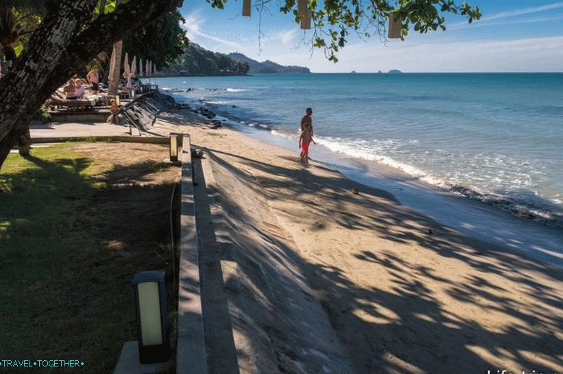 Letovišče je neposredno omejeno z plažo
