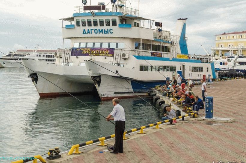 Morska postaja v Sočiju - jahte, butiki in Semen Semenych