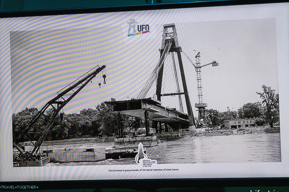 Televizija prikazuje posnetke, kako so zgradili most