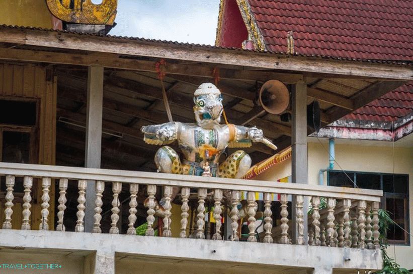 Čudna figura na balkonu