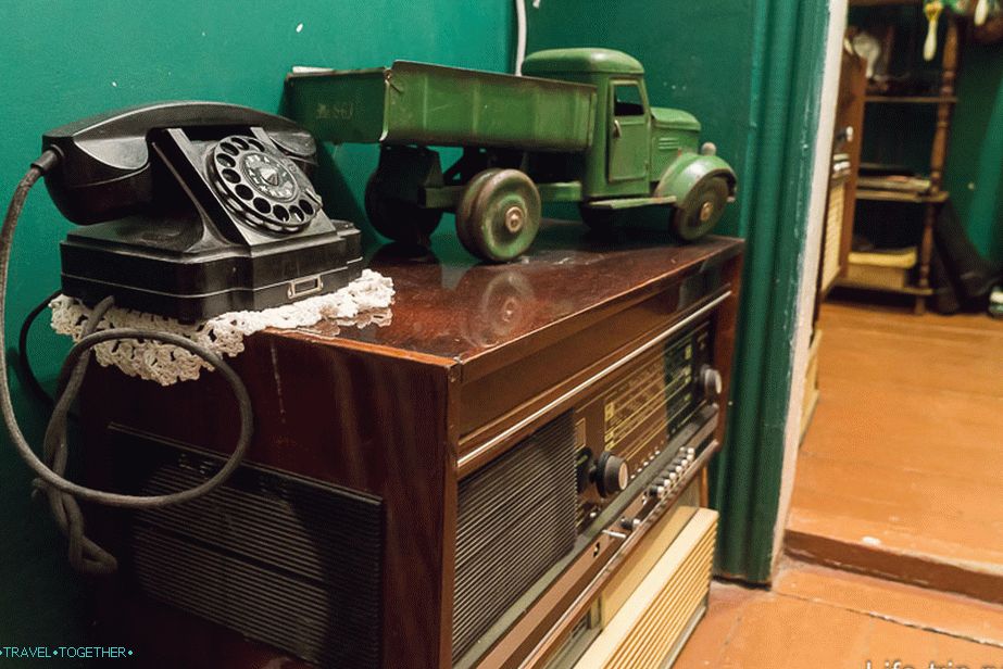 In tak radio še vedno zbira prah na podstrešju