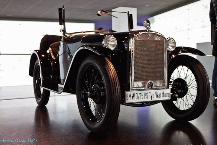 Muzej BMW - avtomobili na vhodu