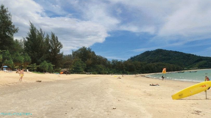 Osrednji del plaže Nai Young Beach v Phuketu