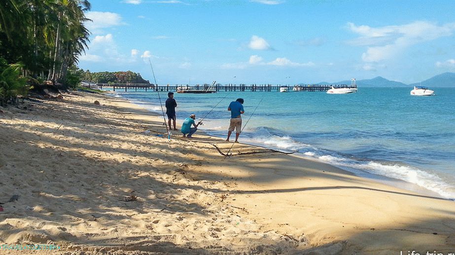 Plaža Maenam in pomol Lompraya v daljavi