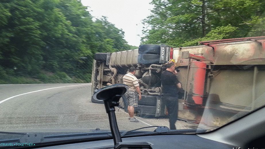 Serpentine so kul tukaj, avtomobili se občasno prevrnejo