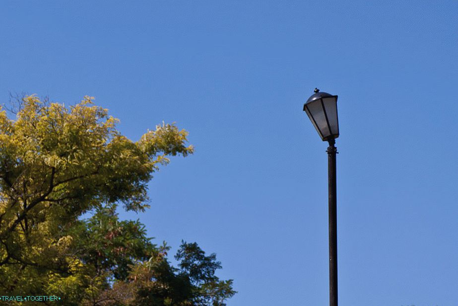 Lantern je poklonil glavo