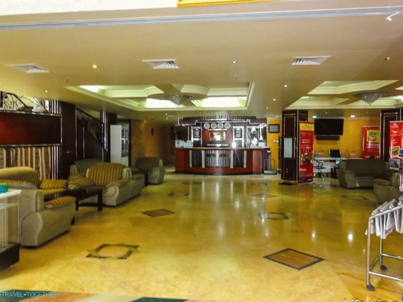 V pritličju hotelske recepcije, menjalnica in mini market