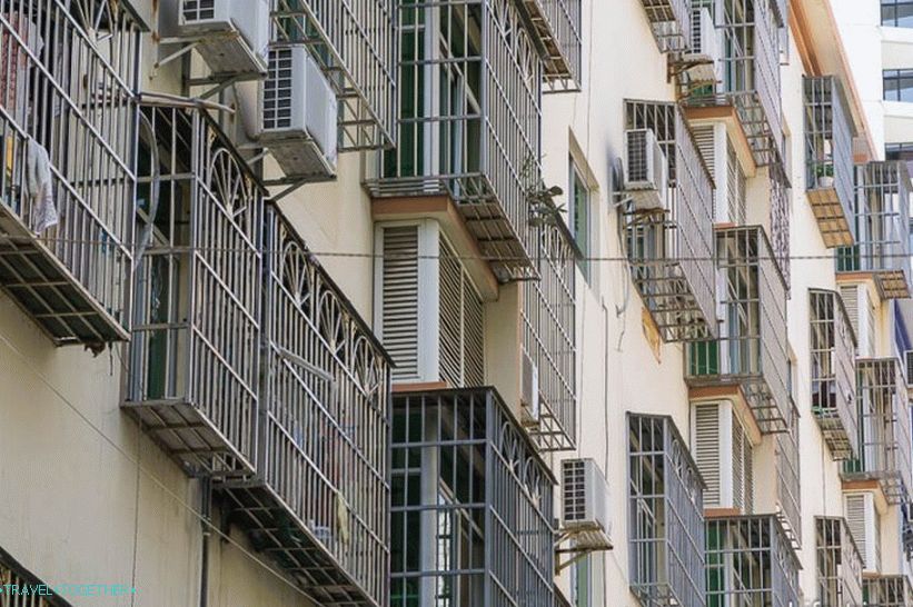 V Sanyi iz neznanega razloga je veliko oken zaprtih s palicami