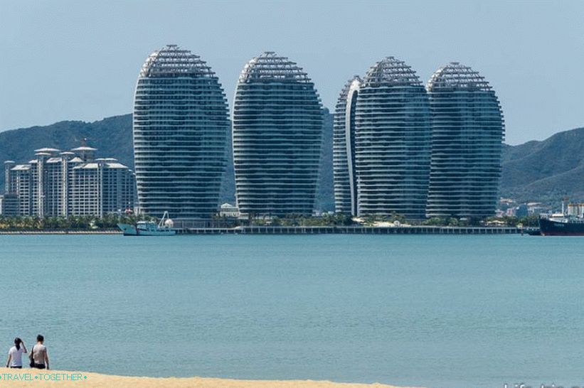Najbolj kul hotel na otoku, utripajoč z različnimi luči ponoči