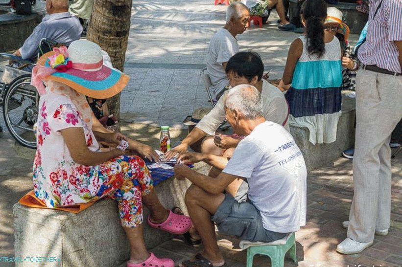 Na obali prevladujejo upokojenci - igrajo karte