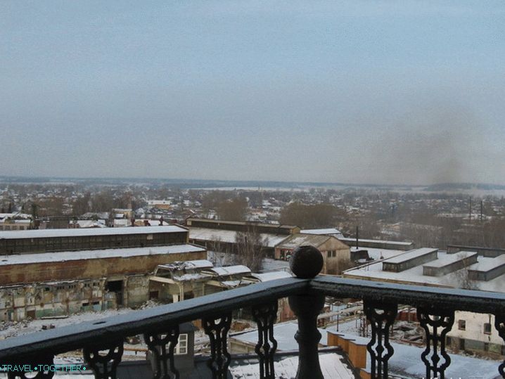 Pogled na Nevyansk z nagnjenega stolpa