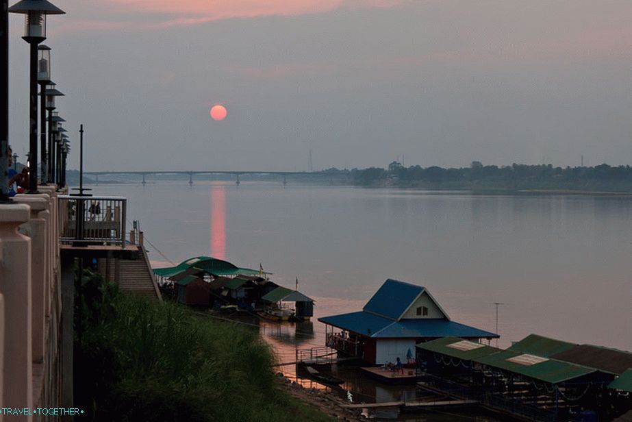 Sončni zahod na obali Nong Khai