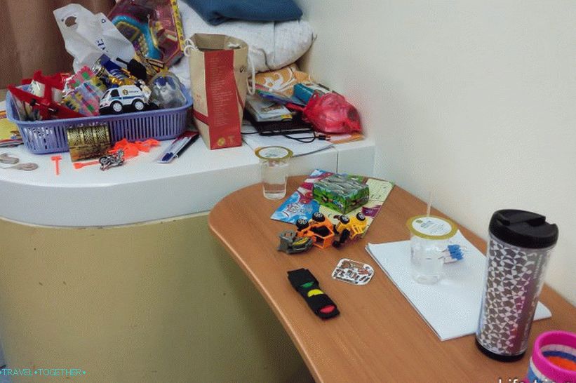 V bolnišnici so kupovali igrače, da bi vsaj postopali med postopkom