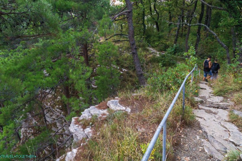 Pot od parkirišča do Eagle Rocks poteka vzdolž pečine