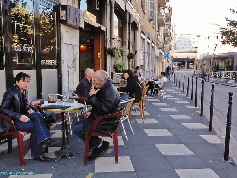 Francozi - ljubitelji sedenja v kavarni