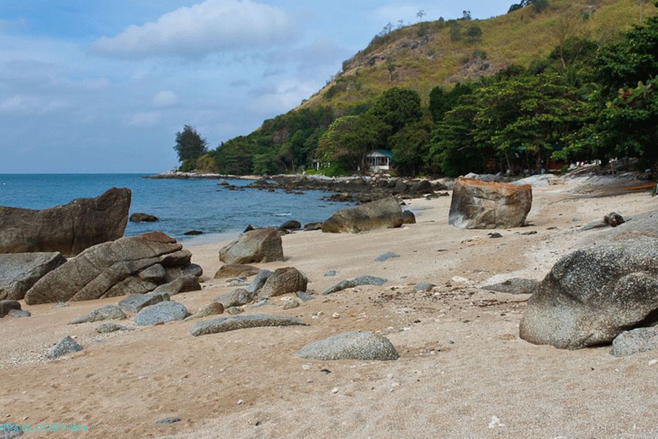 Neimenovana plaža poleg Nai Harn
