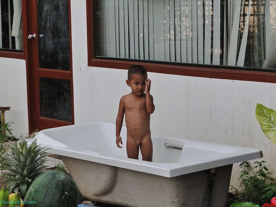 Baby v kopeli na Phuketu
