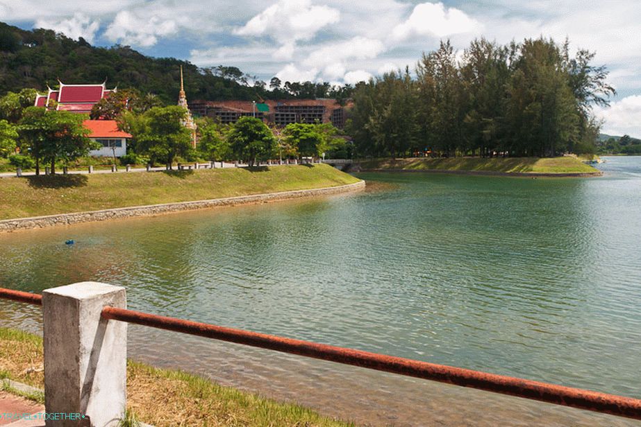 Lepo jezero v bližini plaže Nai Harn