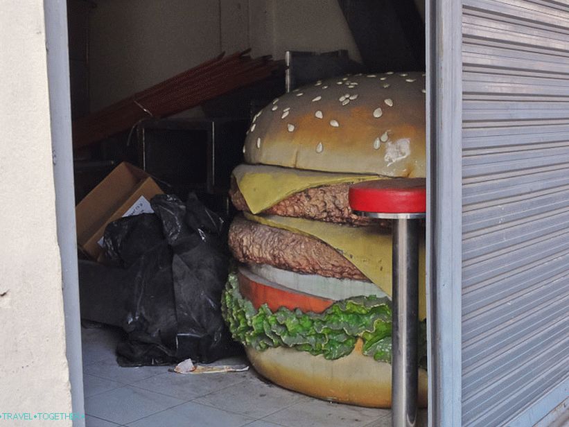 Nekdo skriva velik burger v garaži
