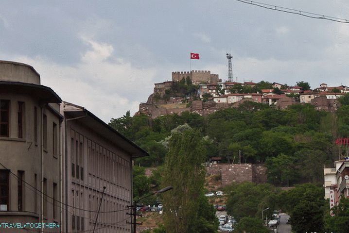 Zastava je na vrhu starega mesta Ankara.