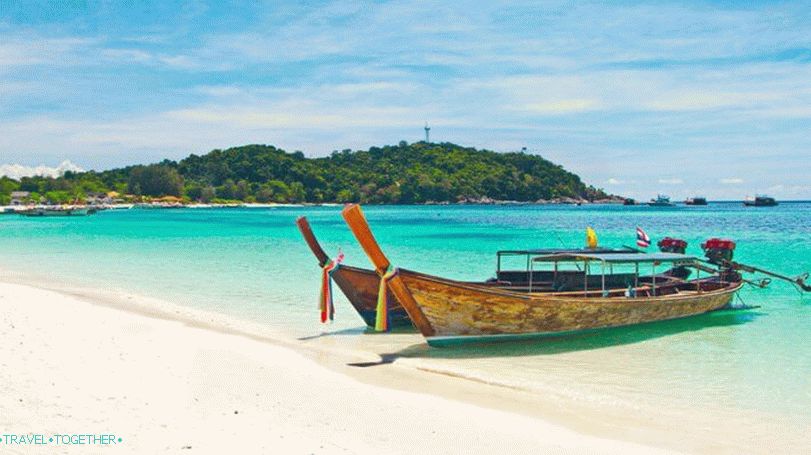 Longtails ob plaži Pattaya Beach na Koh Lipe