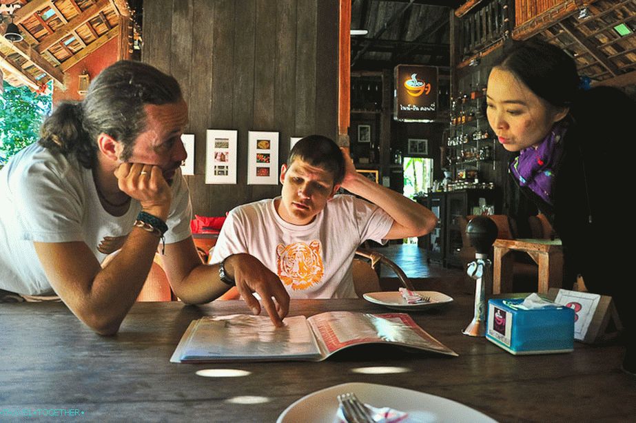Poskušamo naročiti nekaj v kavarni brez znanja tajskega jezika