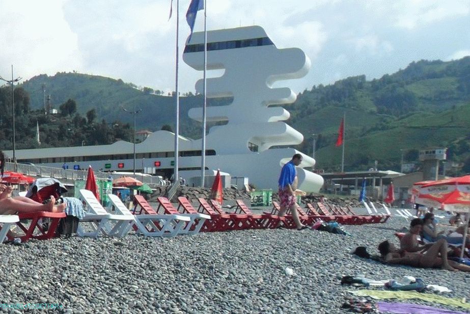 Plaža v Sarpiju meji na turško mejo