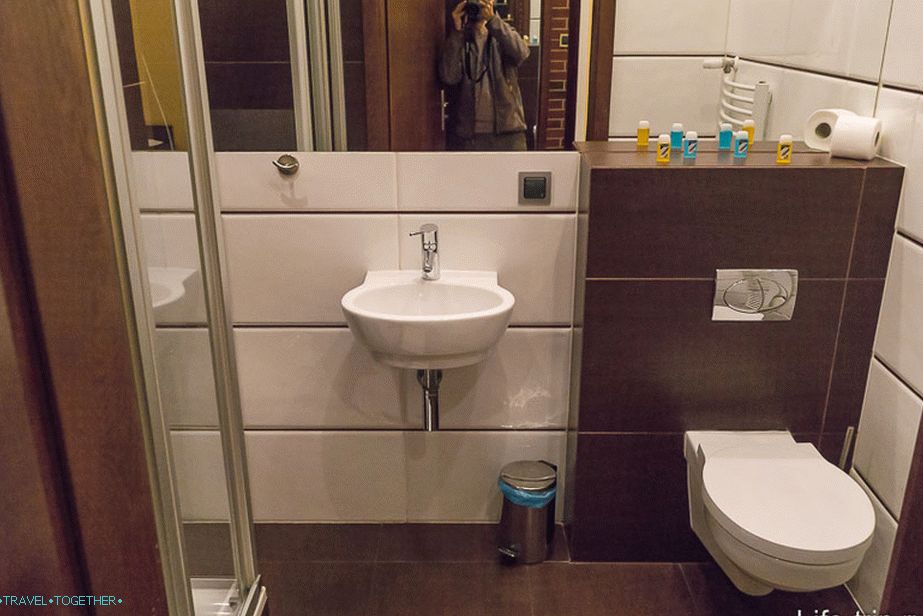 Odlična kopalnica s prho