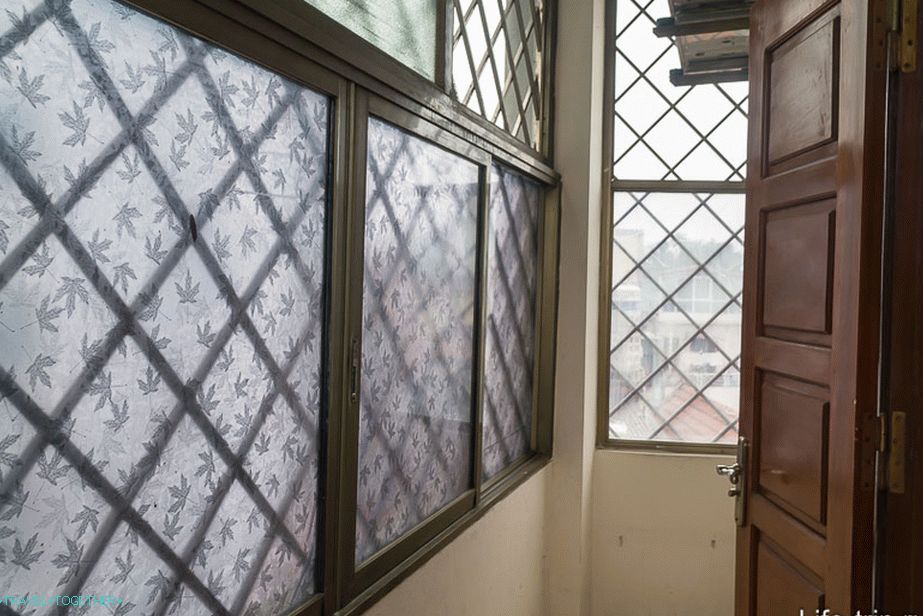Obstaja tudi balkon, vendar so pogledi z njega tako.