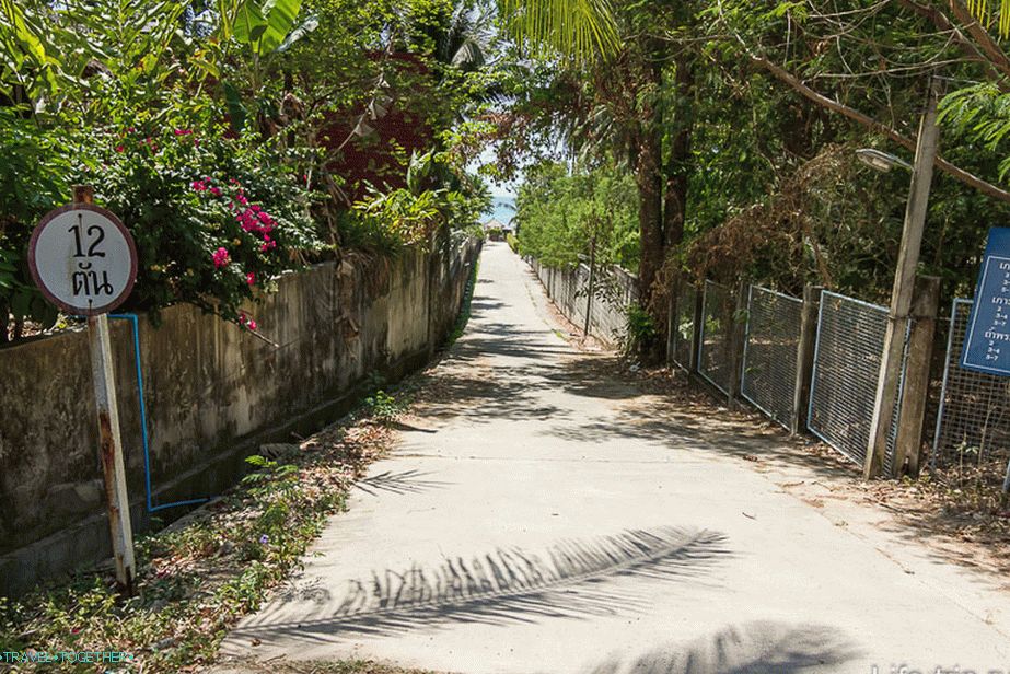 Lane, ki vodi do plaže Klong Muang
