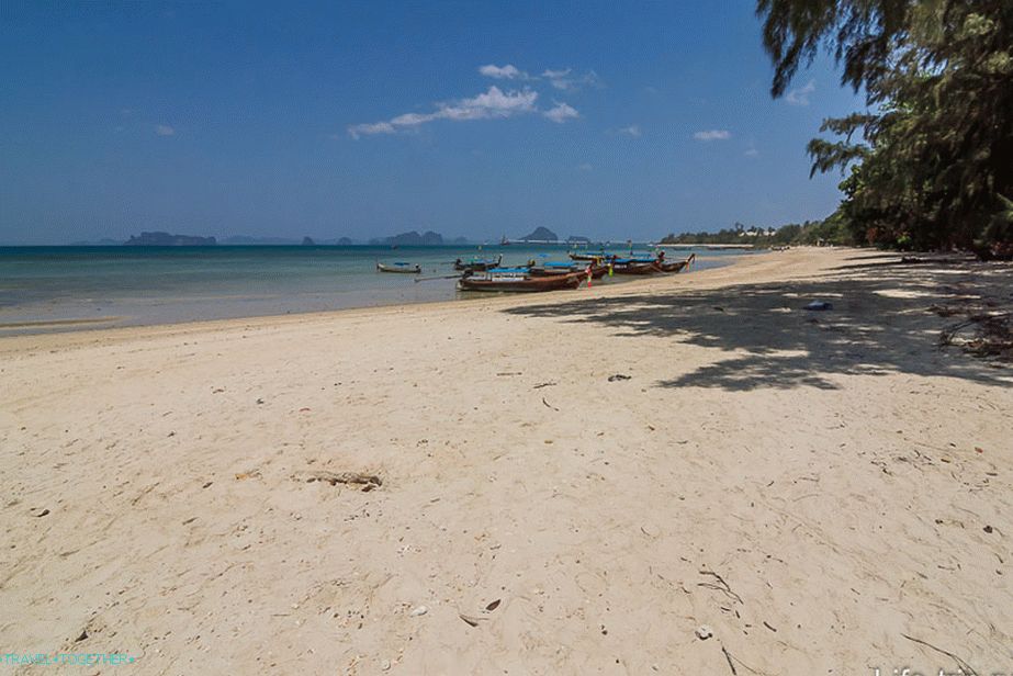 Plaža Klong Muang v sredini, pogled desno proti hotelu Sofitel