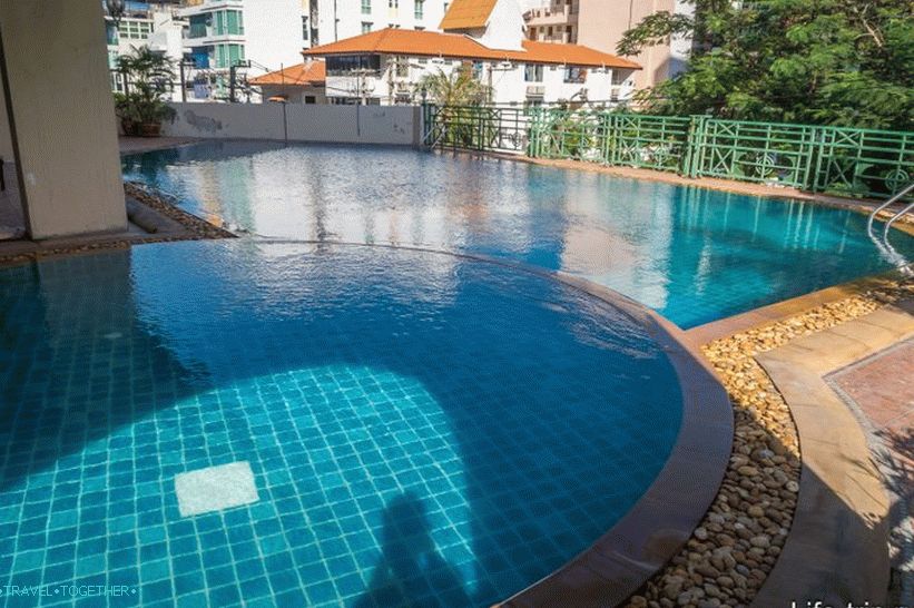 Odličen poceni hotel v Pattayi na prvi liniji - Mike Beach Resort