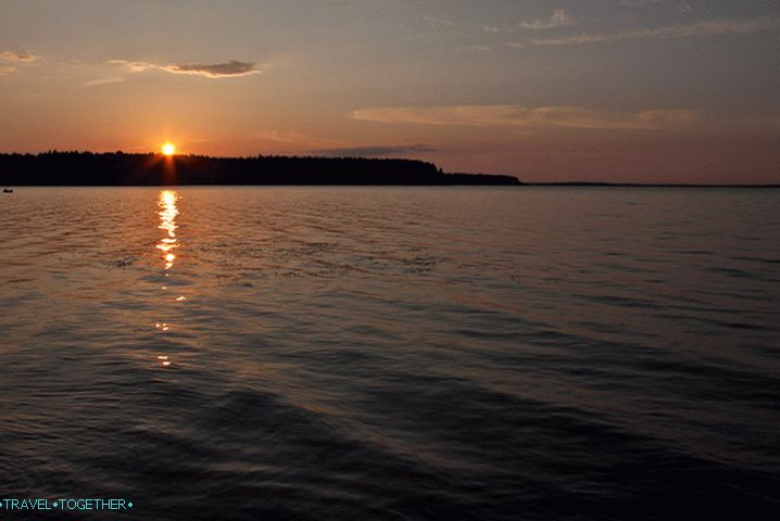 Sunset. Jezero Volgo.