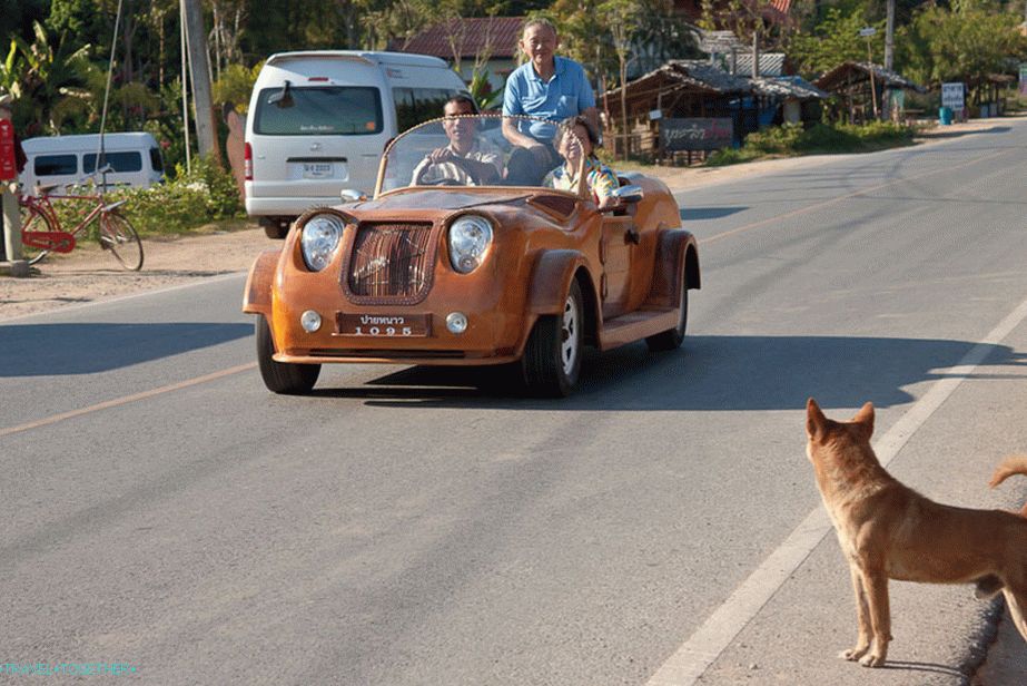 Na cesti vozi lesene avtomobile