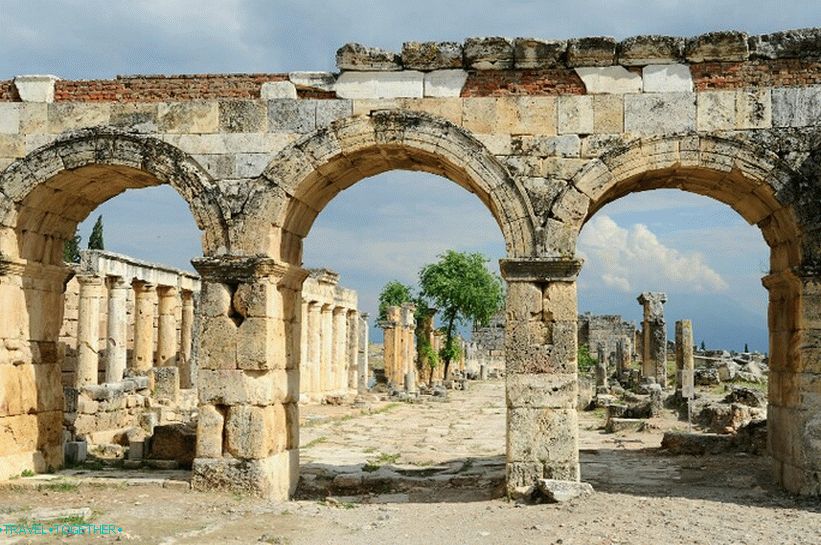 Hierapolis - vrata Dominikanca