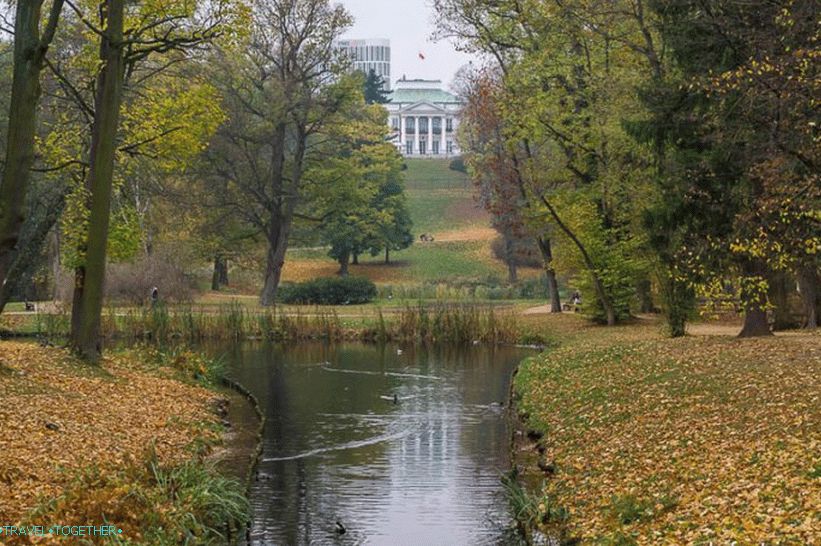 Palača Belvedere je vidna v daljavi