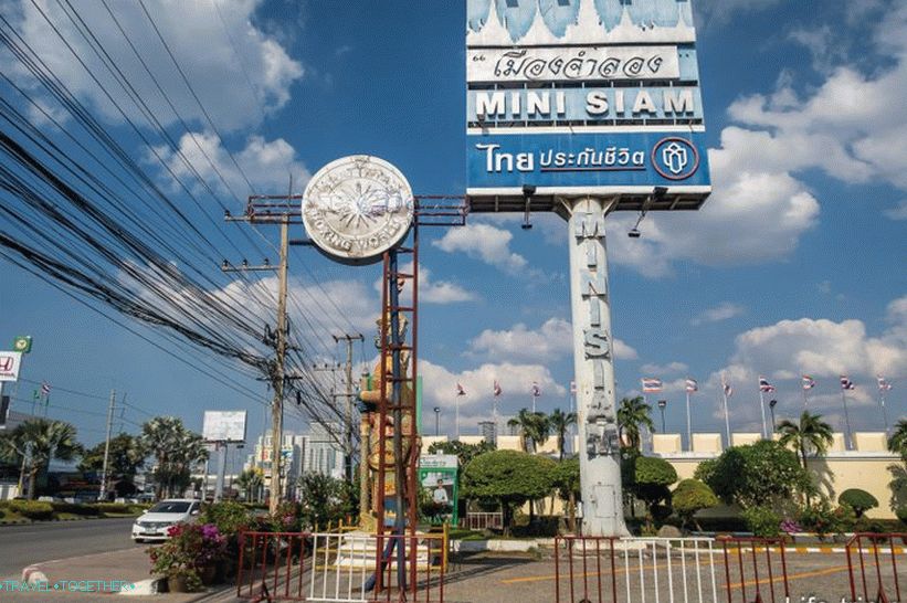 Znak Mini Siam na cesti Sukhumvit