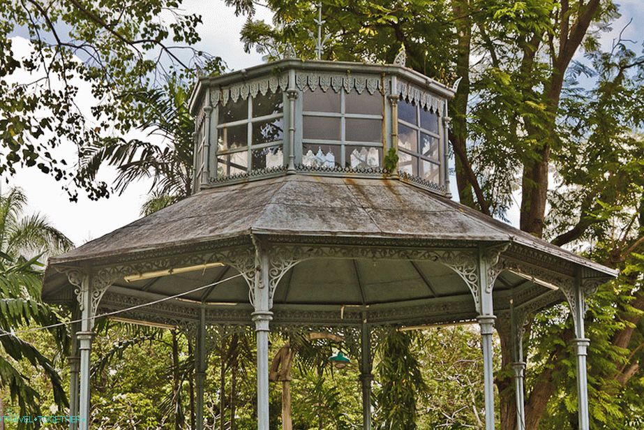 Stari gazebo z delno stekleno streho