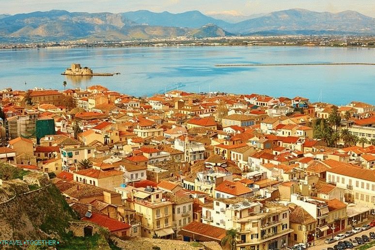 Po raziskavi Rightmove za obdobje 2016–2017 je Peloponez tretja najbolj priljubljena regija v Grčiji med čezmorskimi kupci nepremičnin.