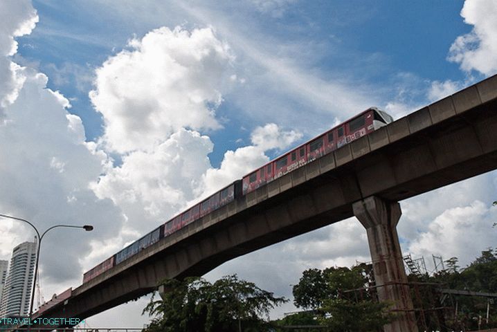 Metro v Kuala Lumpurju pod nebom