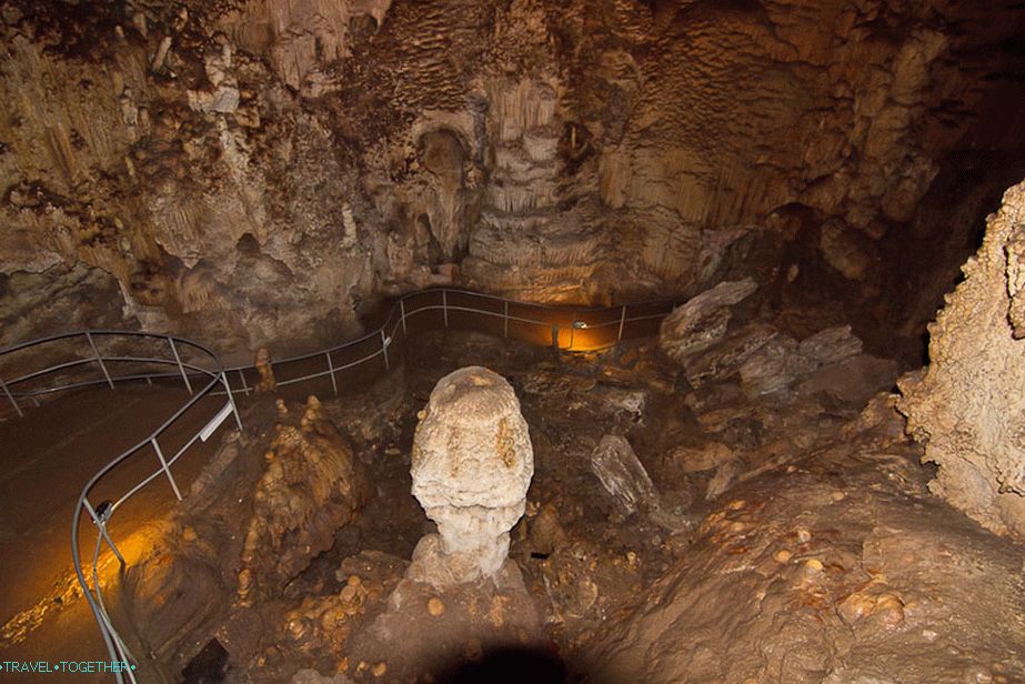 Emine Bair Khosar Cave